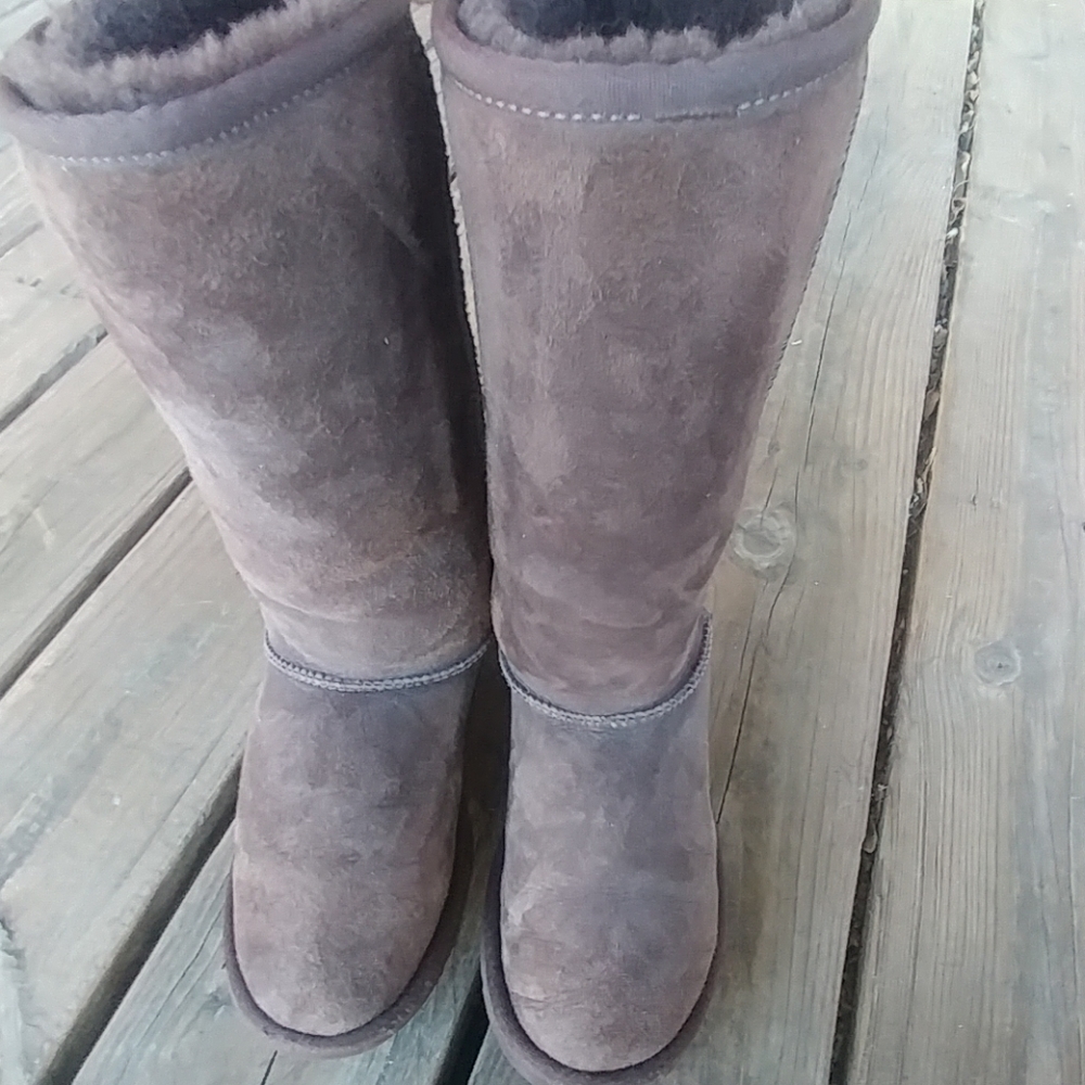 UGG Womens chocolate suede Sheepskin boots sz 4